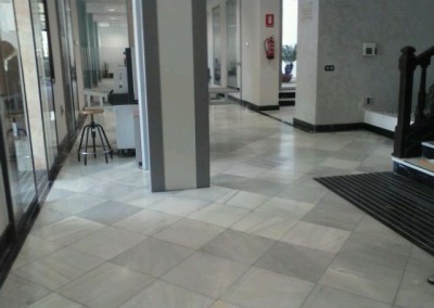 Suelo de mármol en entrada a oficina de hacienda