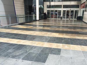 Acceso a centros comerciales de granito pulido